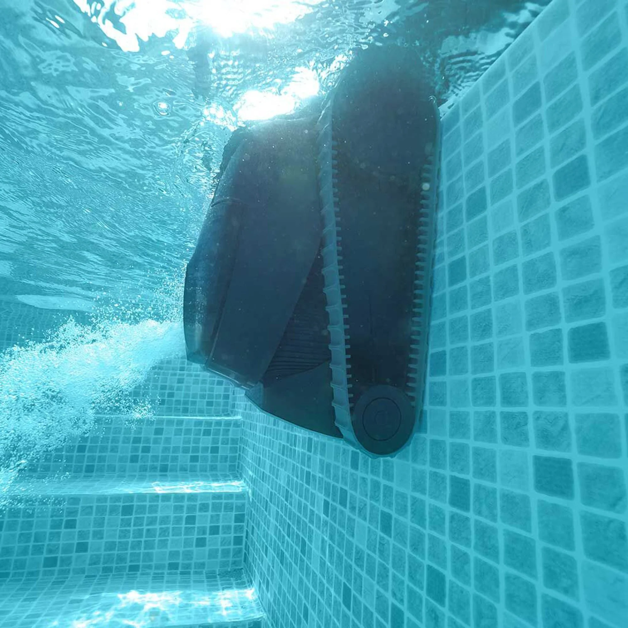 Robot Liberty 300 de Maytronics à batterie pour piscines creusées - Image 2